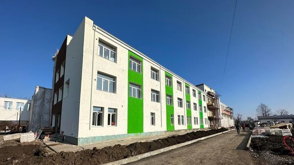 Работы по восстановлению городской больницы Волновахского района в ДНР