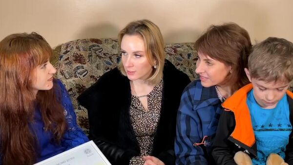Детский омбудсмен в Донецке вручила сертификат на покупку дома семье погибшего военного