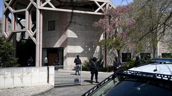 Полицейские у мусульманского религиозного центра в Лиссабоне, где произошло нападение. 28 марта 2023