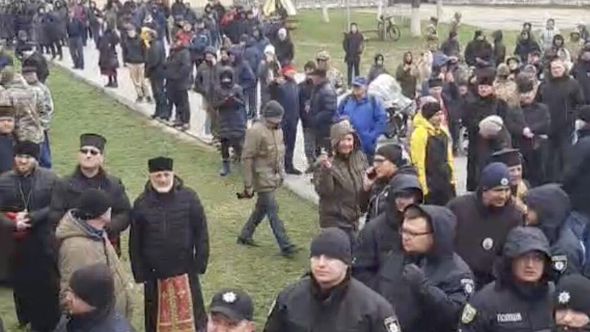 Кадр видео штурма храма Рождества Христова в Ивано-Франковске - РИА Новости, 1920, 29.03.2023