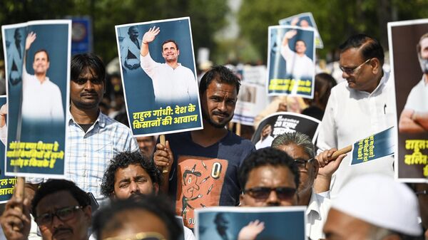 Сторонники партии  Индийский национальный конгресс на акции против осуждения лидера партии Рахула Ганди по уголовному делу в Нью-Дели, 26 марта 2023 года