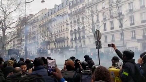 Петарды и слезоточивый газ: столкновения полиции и участников протестов в Париже