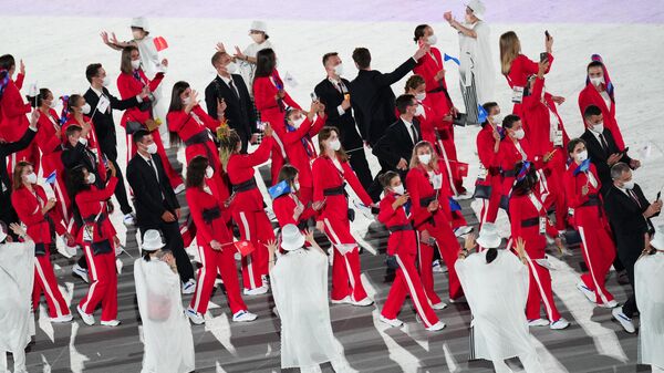 Российские спортсмены, члены сборной России (команда ОКР) во время парада атлетов на церемонии открытия XXXII летних Олимпийских игр в Токио
