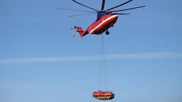 Подъем тяжелой техники с помощью вертолета МИ-26Т на учениях в Новой Москве по предотвращению и ликвидации возможных чрезвычайных ситуаций, связанных с половодьем