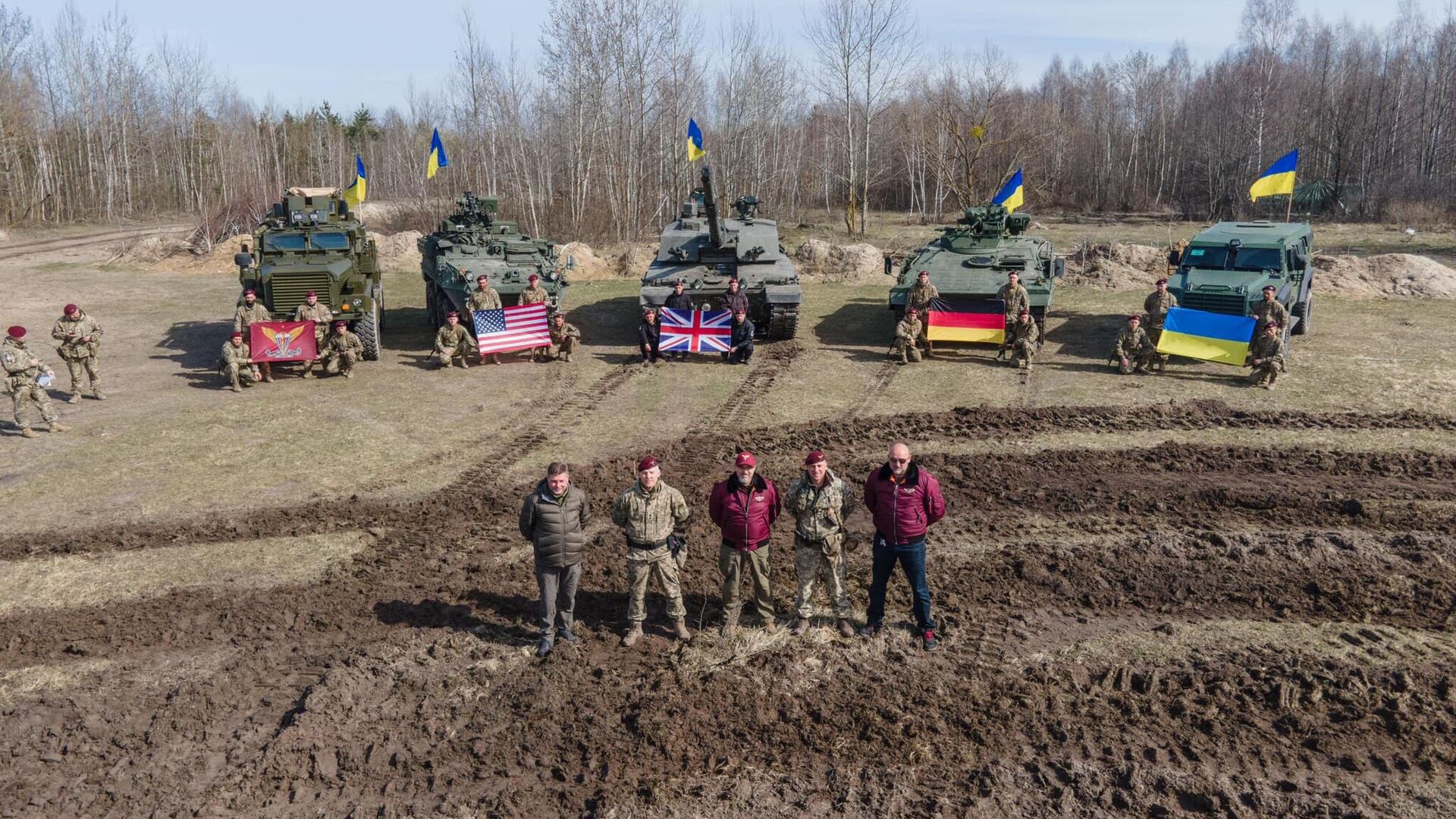 Министр обороны Украины Алексей Резников на фоне военной техники, полученной Украиной от стран НАТО в марте 2023 - РИА Новости, 1920, 28.03.2023