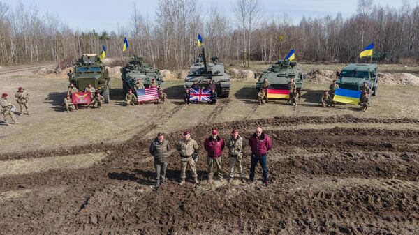 Министр обороны Украины Алексей Резников на фоне военной техники, полученной Украиной от стран НАТО в марте 2023