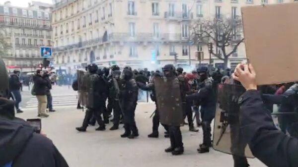 Стычки протестующих с силовиками в Париже