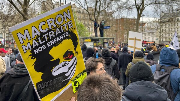 В Париже собрание недовольных пенсионной реформой переросло в шествие