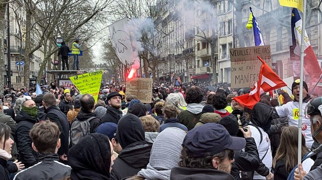 Участники акции протеста против пенсионной реформы на одной из улиц в Париже