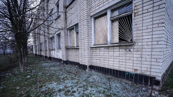 Разбитые стекла у окон школы №17 в городе Зугрэсе после обстрела со стороны ВСУ