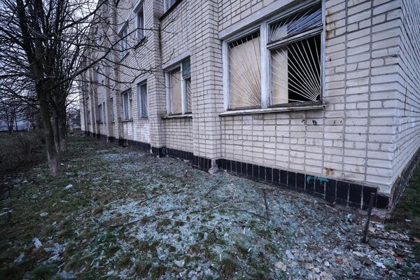 Σπασμένο τζάμι στα τζάμια του σχολείου Νο. 17 στην πόλη Zugres μετά από βομβαρδισμό από τις Ένοπλες Δυνάμεις της Ουκρανίας