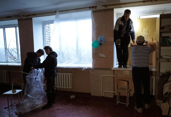 Ремонтные работы по закрытию окон в школе №17 в городе Зугрэсе после обстрела со стороны ВСУ
