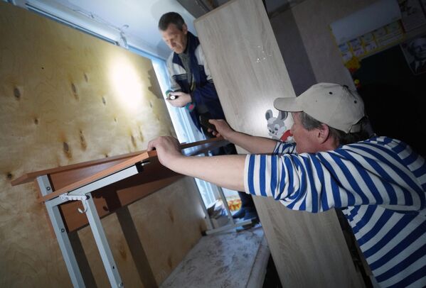 Εργασίες επισκευής για να κλείσουν τα παράθυρα στο σχολείο Νο. 17 στην πόλη Zugres μετά από βομβαρδισμό από τις Ένοπλες Δυνάμεις της Ουκρανίας