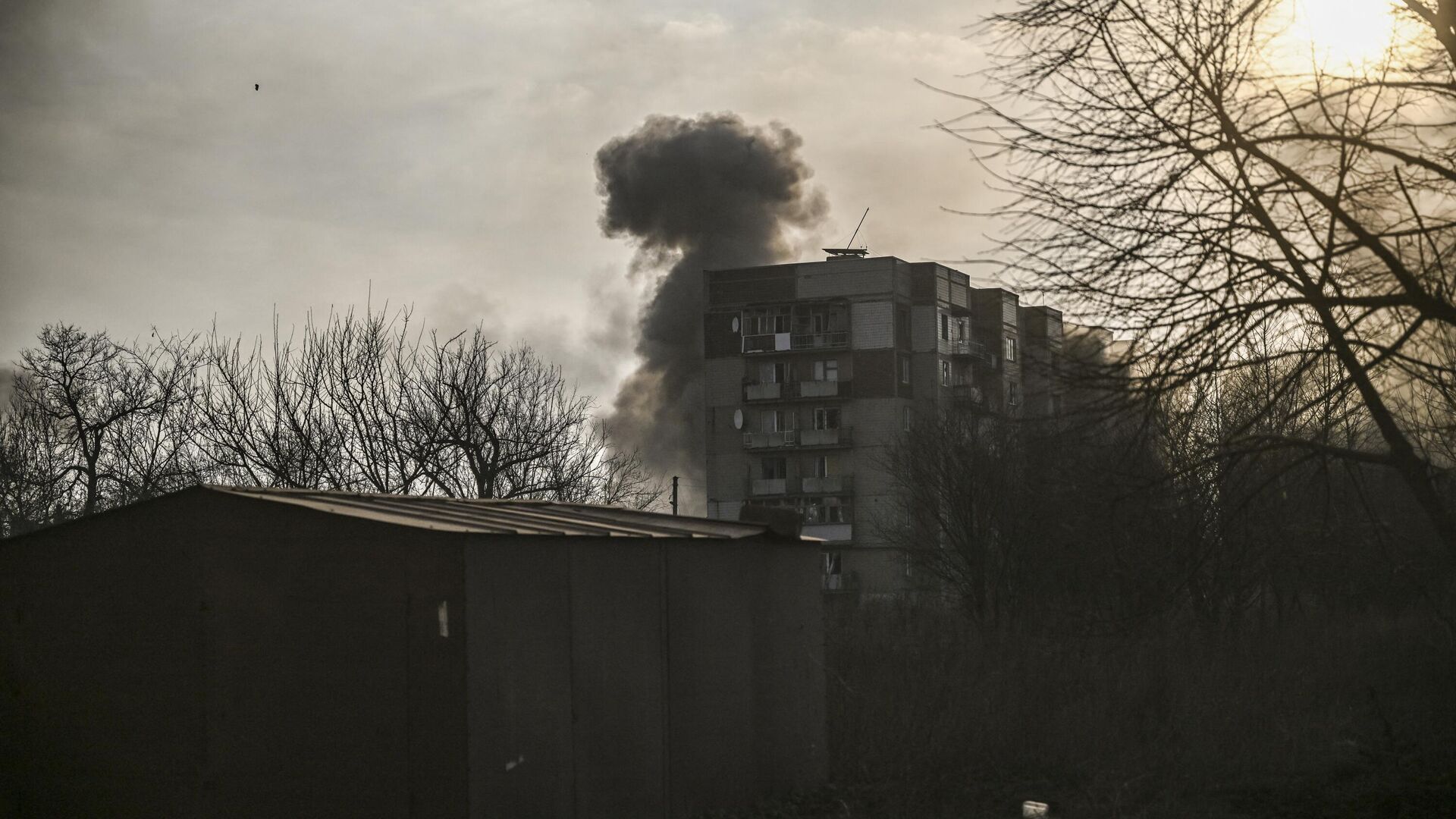Дым над жилым домом в районе Артемовска - РИА Новости, 1920, 29.03.2023
