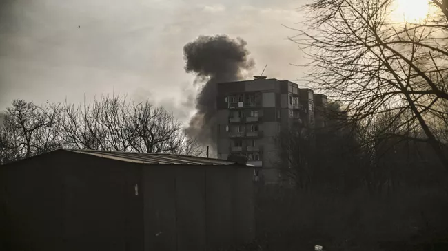 Дым над жилым домом в районе Артемовска