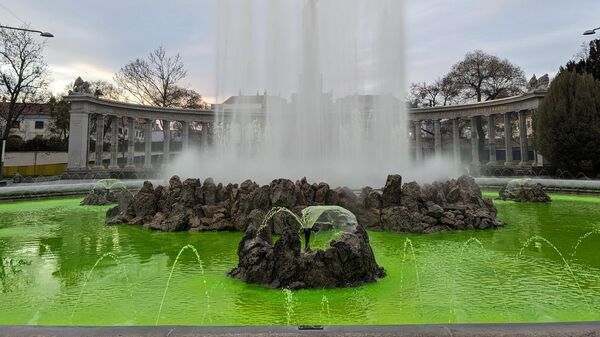 Фонтан в Вене, окрашенный в зеленый цвет