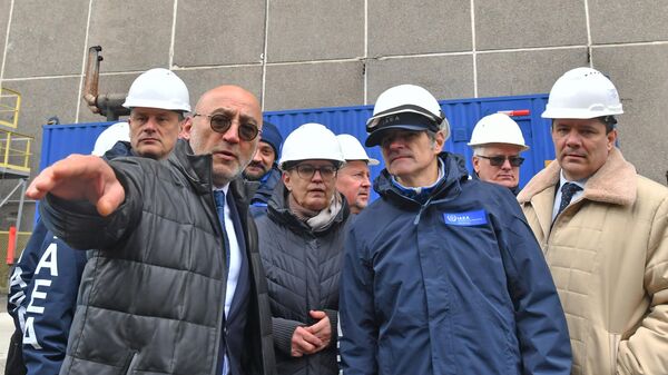 Генеральный директор МАГАТЭ Рафаэль Гросси и Ренат Карчаа во время визита на Запорожскую АЭС в Энергодаре