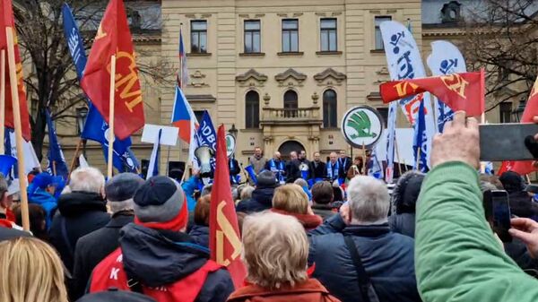 Митинг активистов профсоюза металлургов Чехии у здания кабмина в Праге