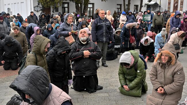 Верующие в Киево-Печерской лавре в Киеве. 29 марта 2023