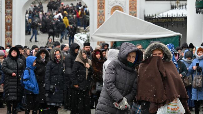 Верующие в Киево-Печерской лавре в Киеве. 29 марта 2023