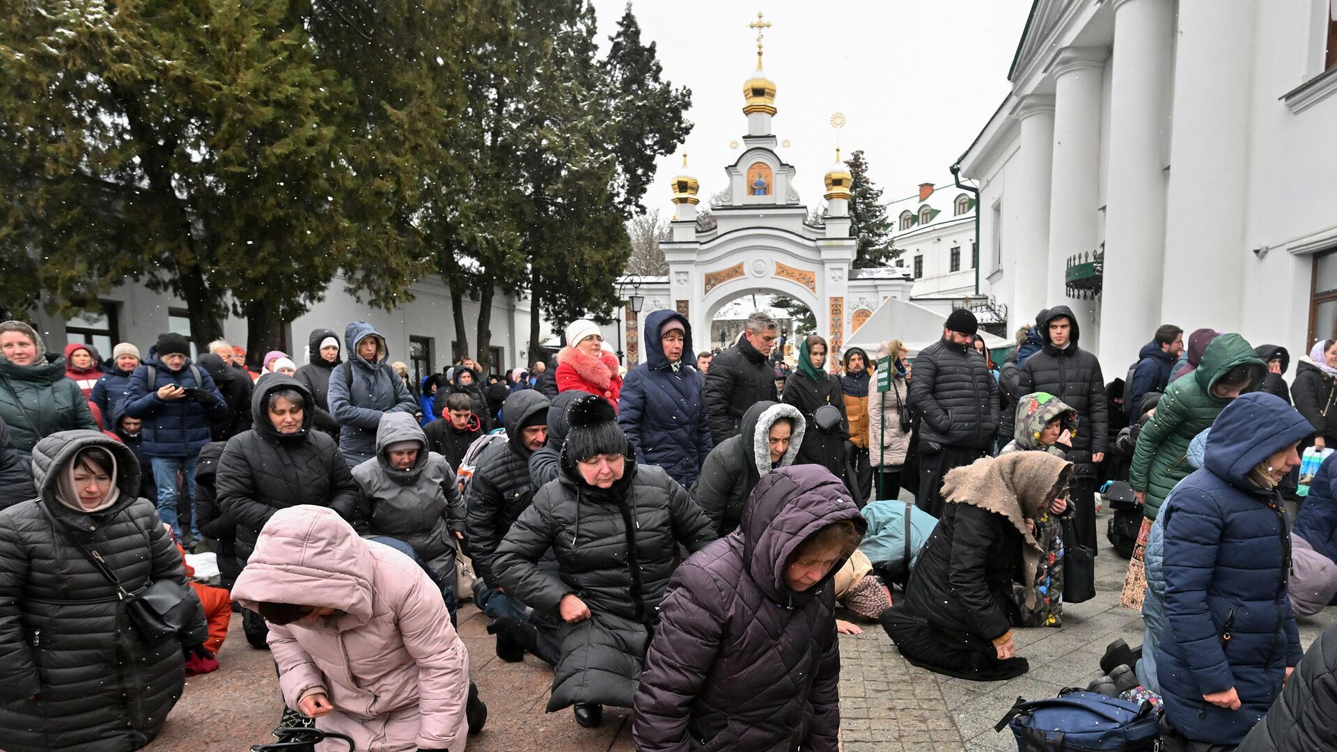 Верующие в Киево-Печерской лавре в Киеве. 29 марта 2023 - РИА Новости, 1920, 29.03.2023