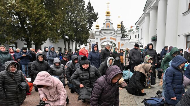 Верующие в Киево-Печерской лавре в Киеве. 29 марта 2023