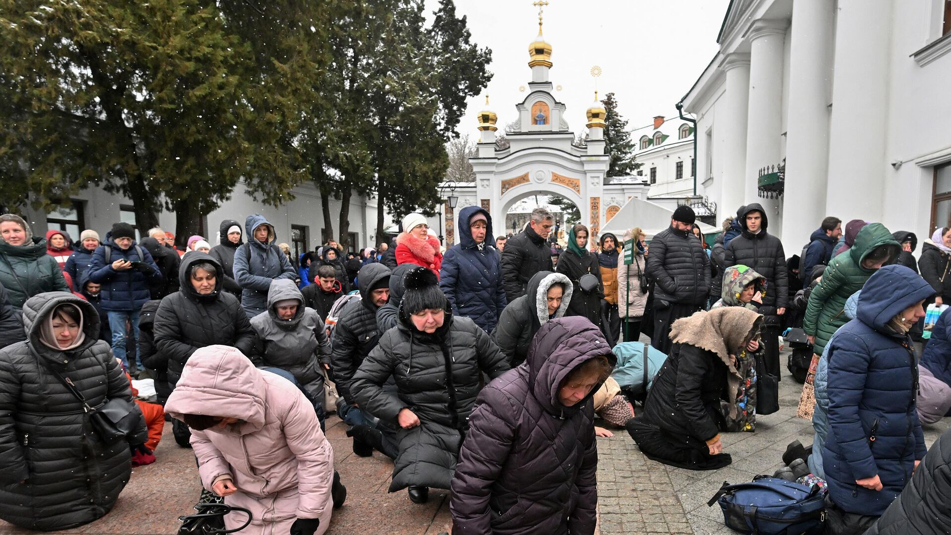 Верующие в Киево-Печерской лавре в Киеве. 29 марта 2023 - РИА Новости, 1920, 29.03.2023