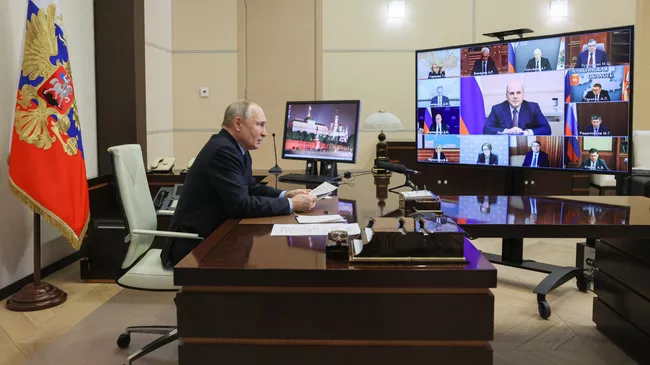 Президент России Владимир Путин проводит совещание с членами правительства в режиме видеоконференции