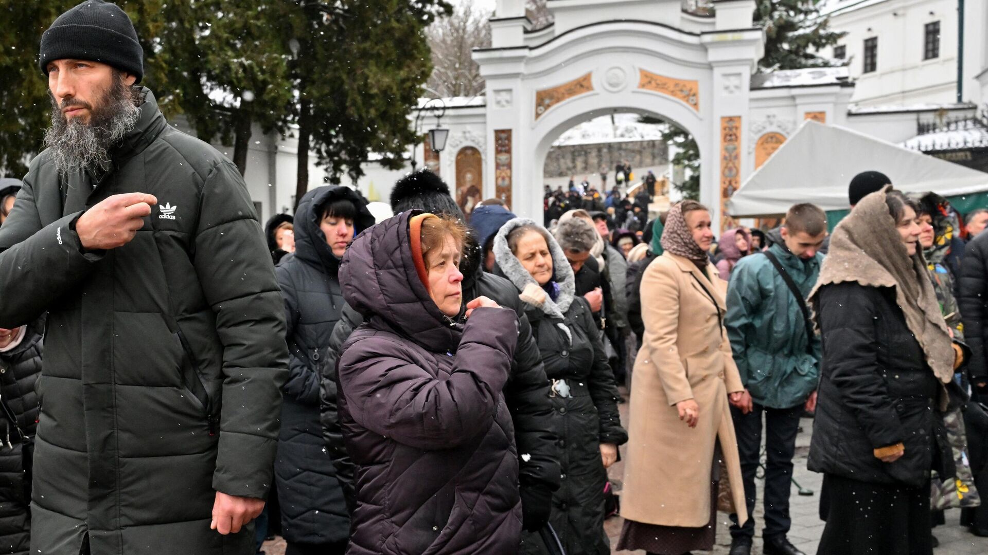 Верующие в Киево-Печерской лавре в Киеве. 29 марта 2023 - РИА Новости, 1920, 29.03.2023