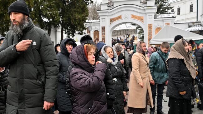 Верующие в Киево-Печерской лавре в Киеве. 29 марта 2023