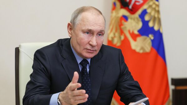 Президент РФ Владимир Путин проводит совещание с членами правительства