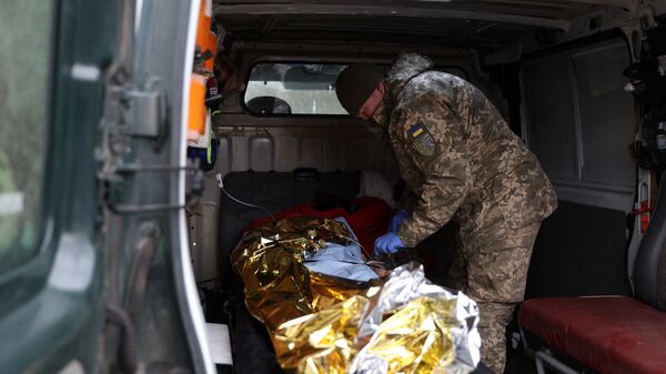 Военный медик во время эвакуации раненого украинского военнослужащего в Донецкой области