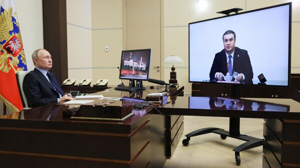 Владимир Путин проводит в режиме видеоконференции встречу с временно исполняющим обязанности губернатора Омской области Виталием Хоценко