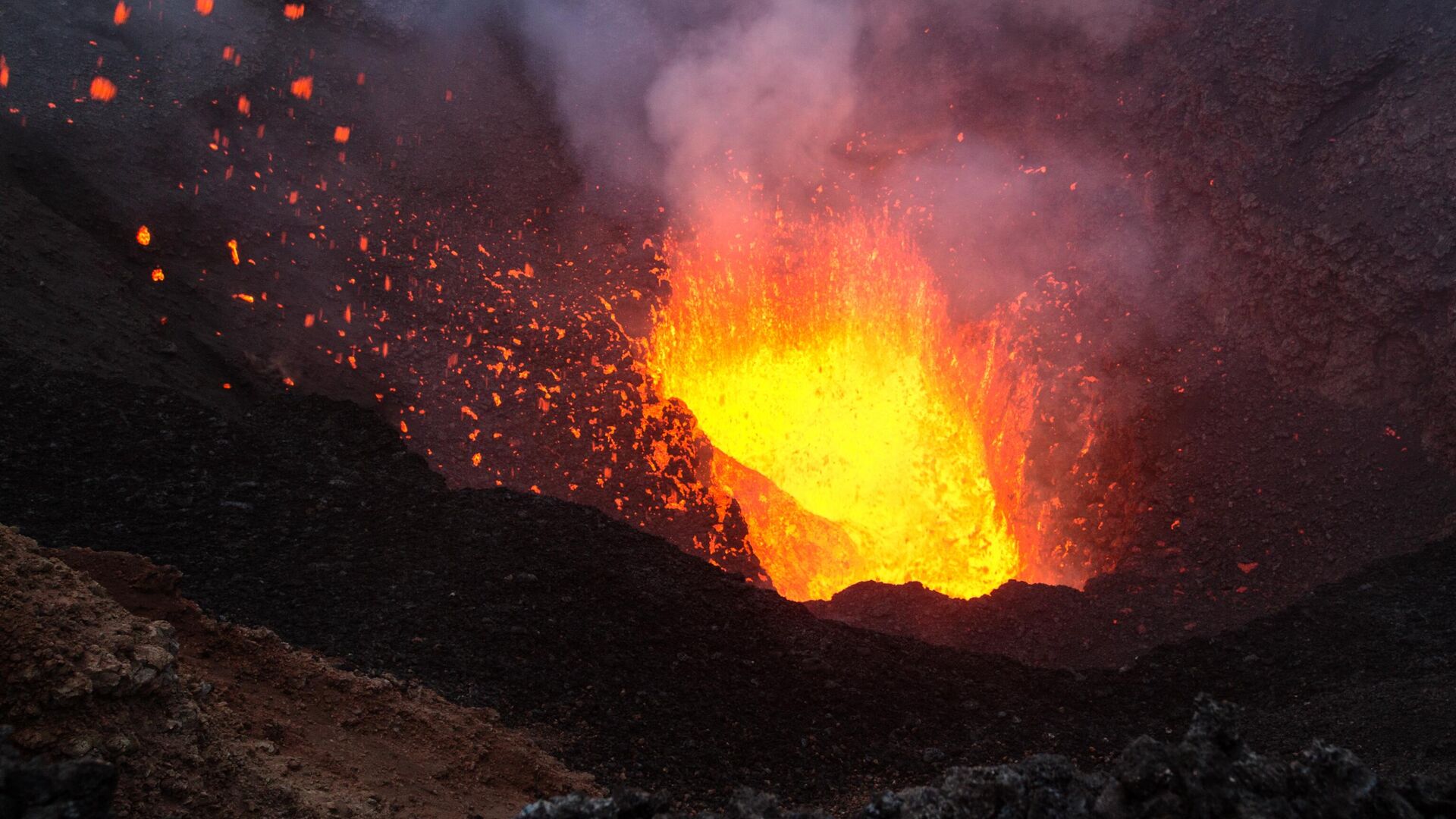 Действующий шлаковый конус вулкана Толбачик в Камчатском крае1