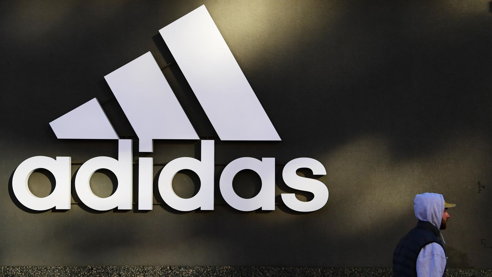 Прохожий у магазина спортивной одежды Adidas в Москве - РИА Новости, 1920, 23.04.2024