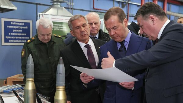 Заместитель председателя Совета безопасности РФ Дмитрий Медведев во время посещения Казанского порохового завода. 29 марта 2023