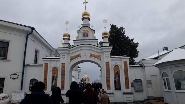 Молитвы под открытым небом: тысячи верующих пришли в Киево-Печерскую лавру
