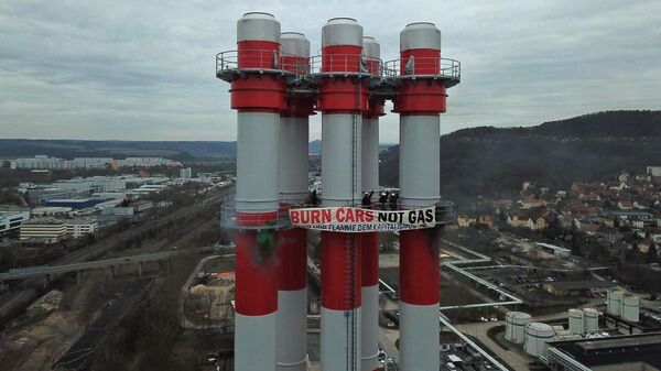 Климатические активисты на трубах газовой теплоэлектроцентрали в городе Йена, Германия