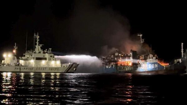 Тушение пожара на пассажирском судне Lady Mary Joy у берегов провинции Басилан, Филиппины