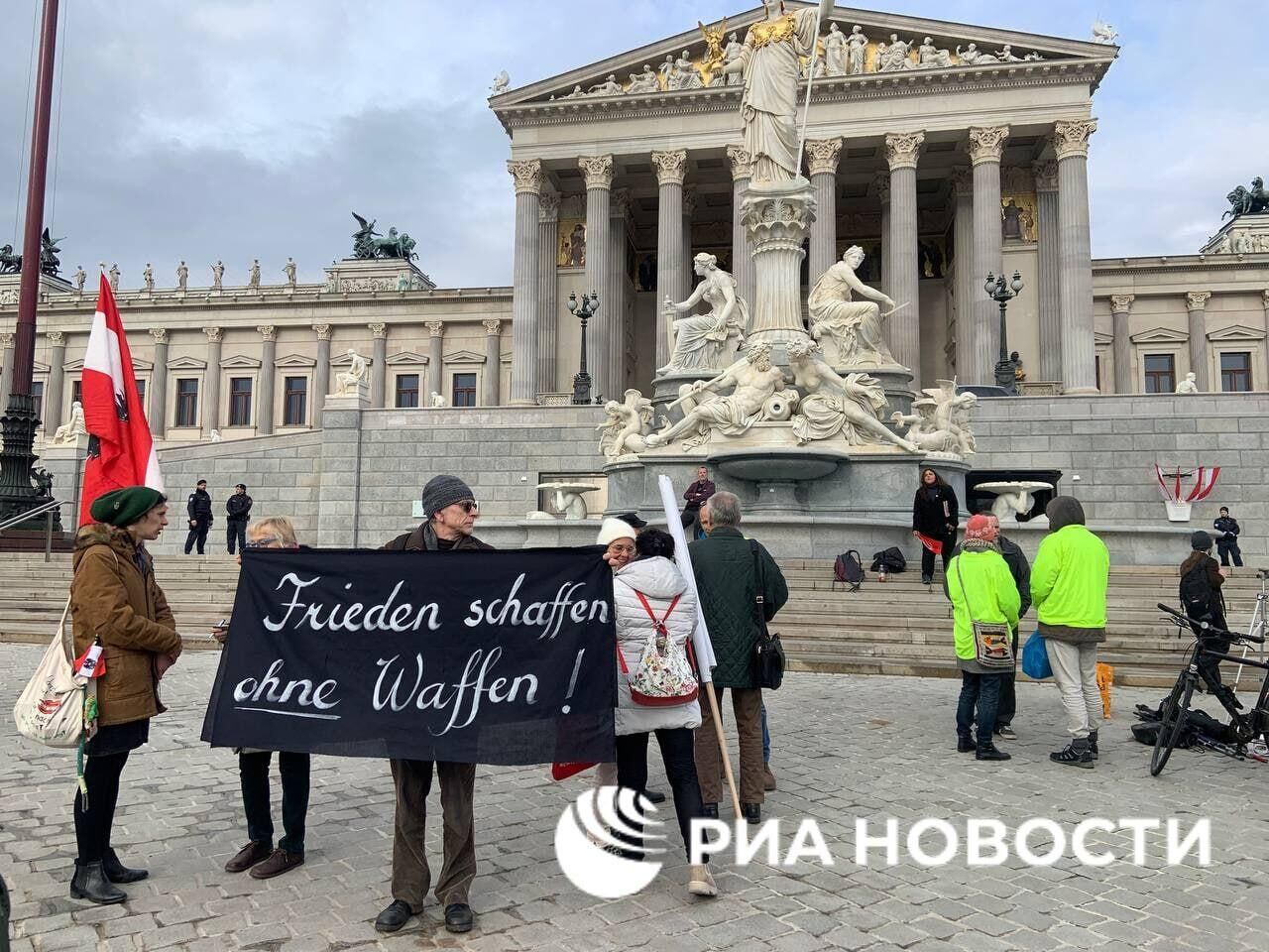 Противники выступления Зеленского в парламенте Австрии во время митинга в Вене - РИА Новости, 1920, 05.05.2023