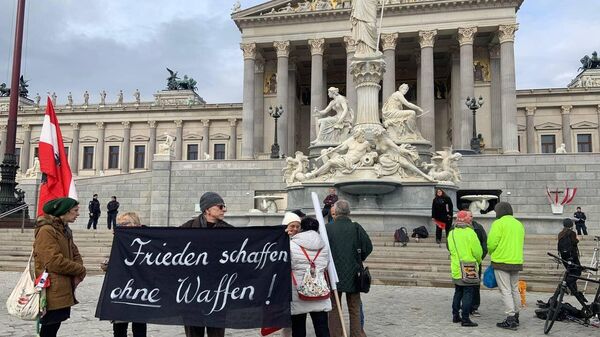 Противники выступления Зеленского в парламенте Австрии во время митинга в Вене