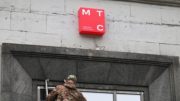 Новый логотип компании МТС на одном из зданий в Москве