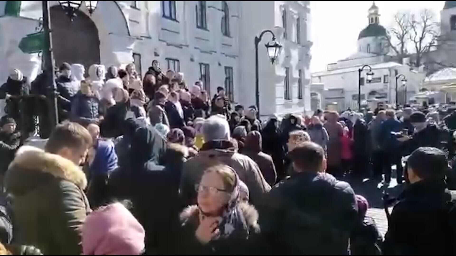 Верующие поют на крыльце храма Киево-Печерской лавры - РИА Новости, 1920, 30.03.2023