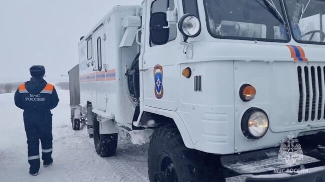 Спасатели на месте перекрытой автодороги в Мурманской области. Кадр видео