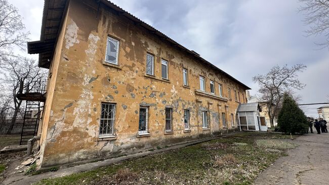 Посеченное осколками здание центра социальной помощи