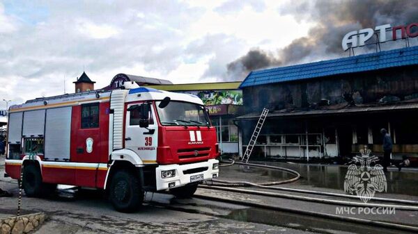 Тушение пожара на рынке Привокзальный в Ставропольском крае