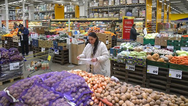 Женщина в овощном отделе гипермаркета Лента Эконом в Санкт-Петербурге