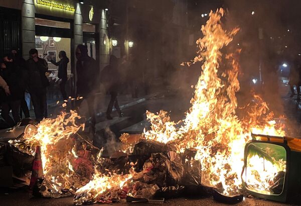 Пожар на акции протеста против пенсионной реформы на одной из улиц в Париже
