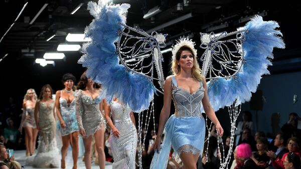 Модели демонстрируют одежду из коллекции Небеса дизайнера Ирины Степановой в рамках Volga Fashion Week в Москве