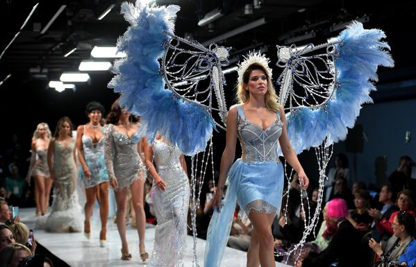 Модели демонстрируют одежду из коллекции Небеса дизайнера Ирины Степановой в рамках Volga Fashion Week в Москве